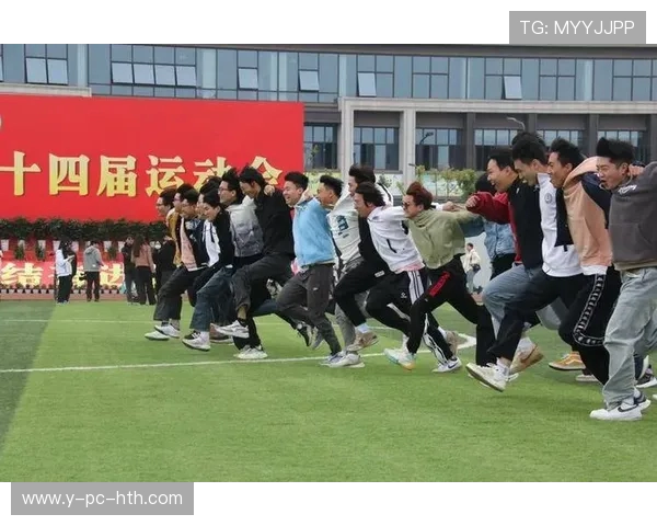 以比赛为核心，探讨竞技体育中的团队合作与个人表现如何互相促进与平衡